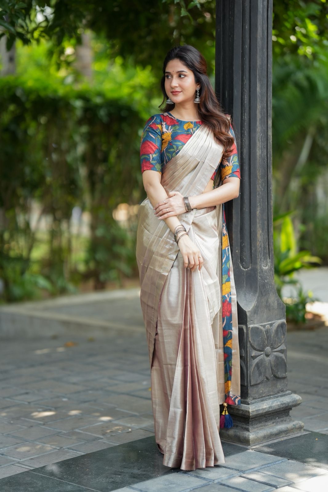 Silver soft tissue saree with blue kalamakari blouse