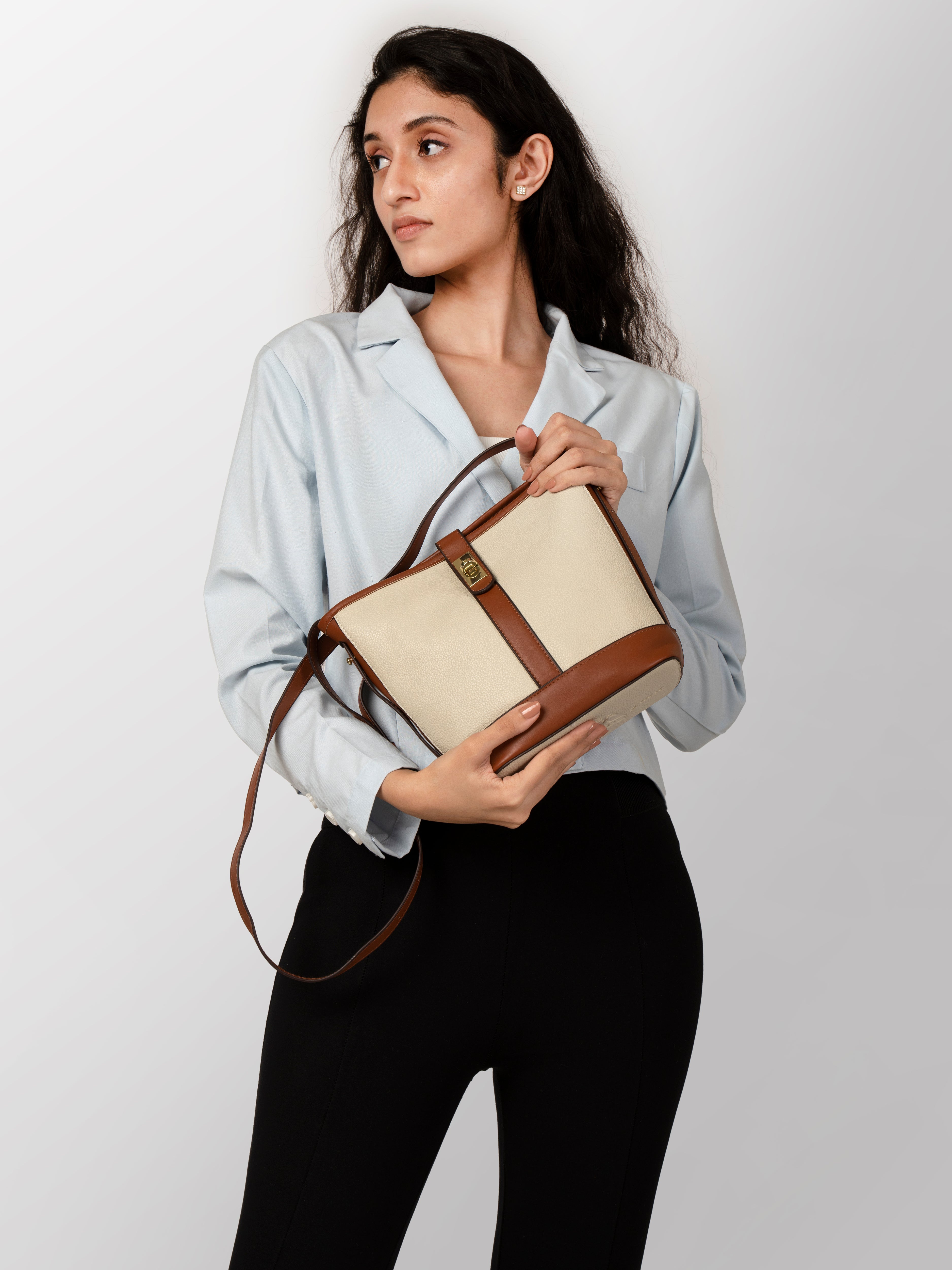 Cream Women textured shoulder bag