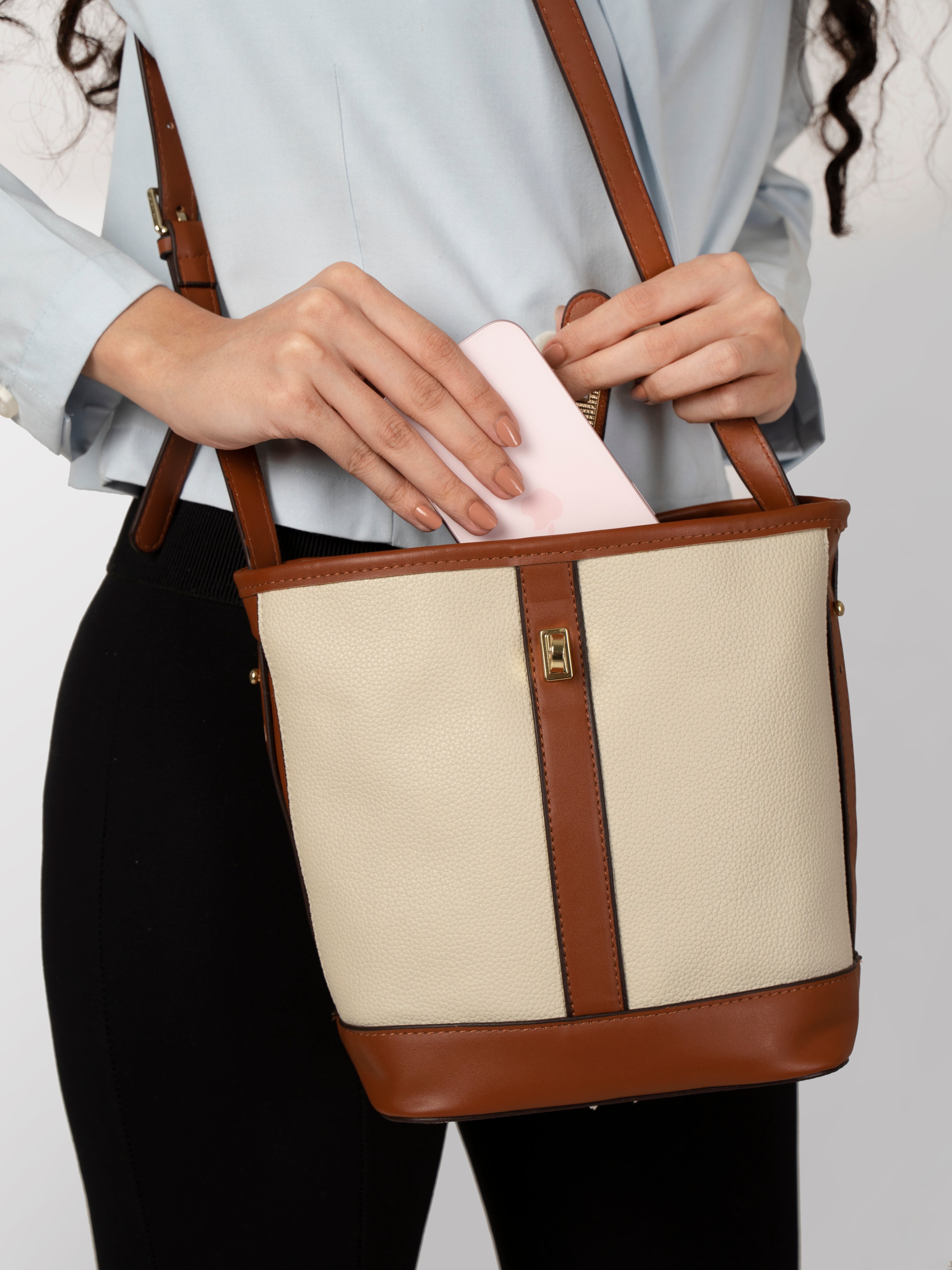 Cream Women textured shoulder bag