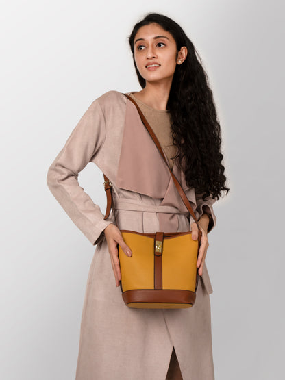 Sandal brown Women textured shoulder bag