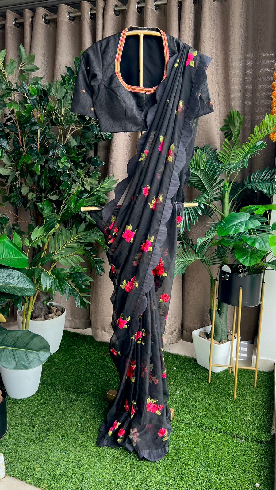 White Roses On Black Organza Saree – Picchika