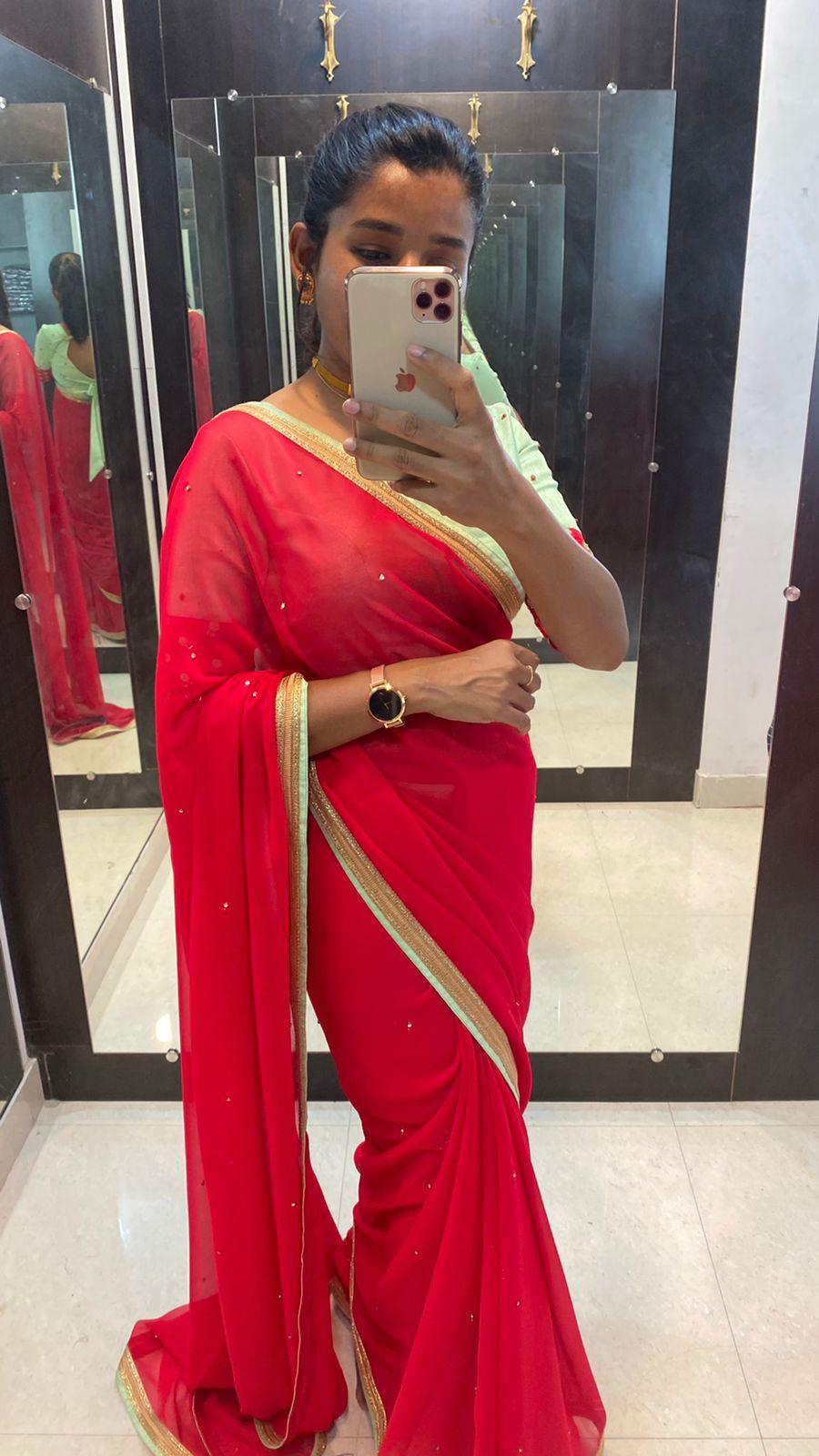 What blouse can I wear with a red plain saree? - Quora