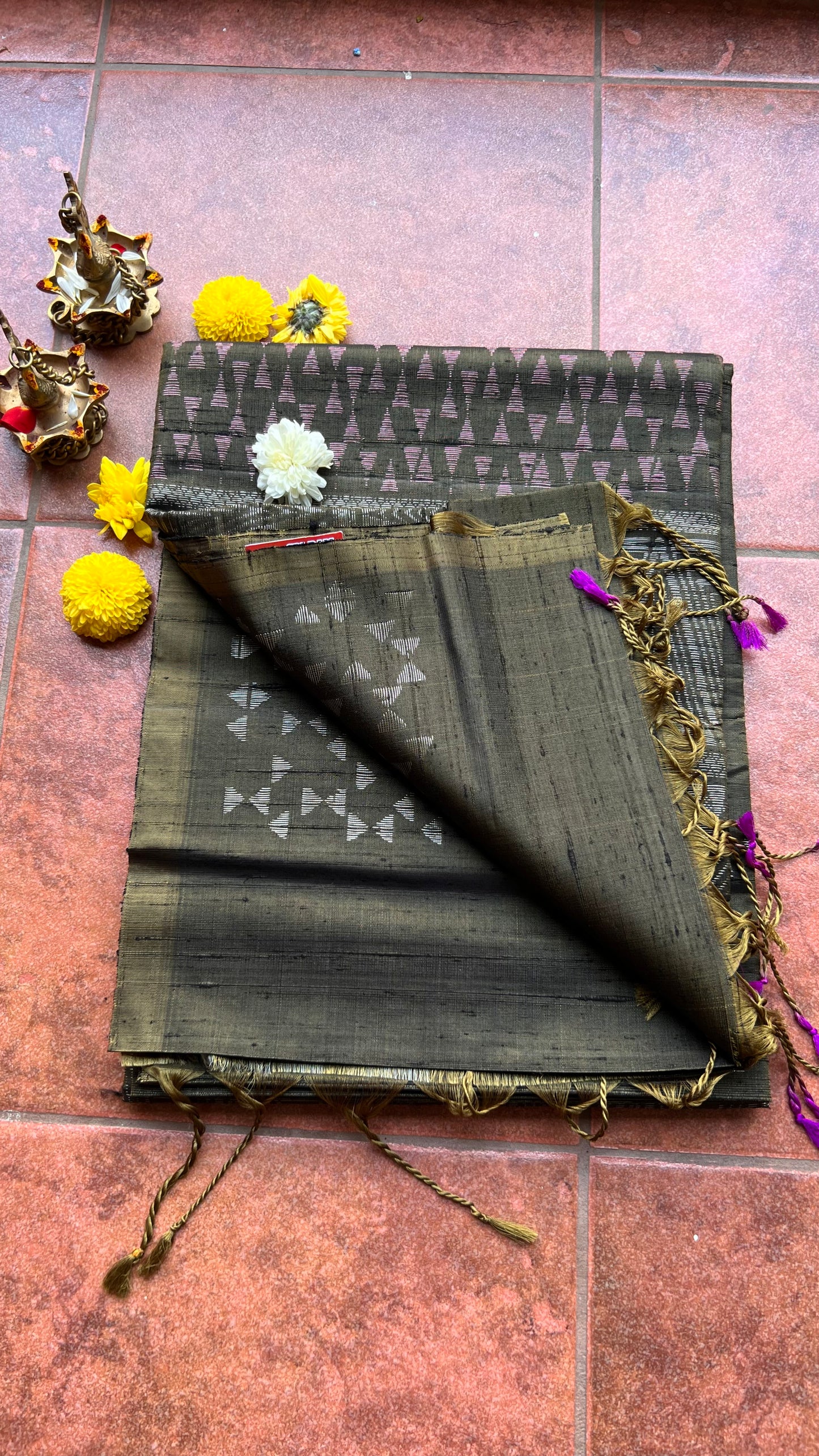 Greyish deep bottle green matrix kanchipuram silk saree with blouse - Threads