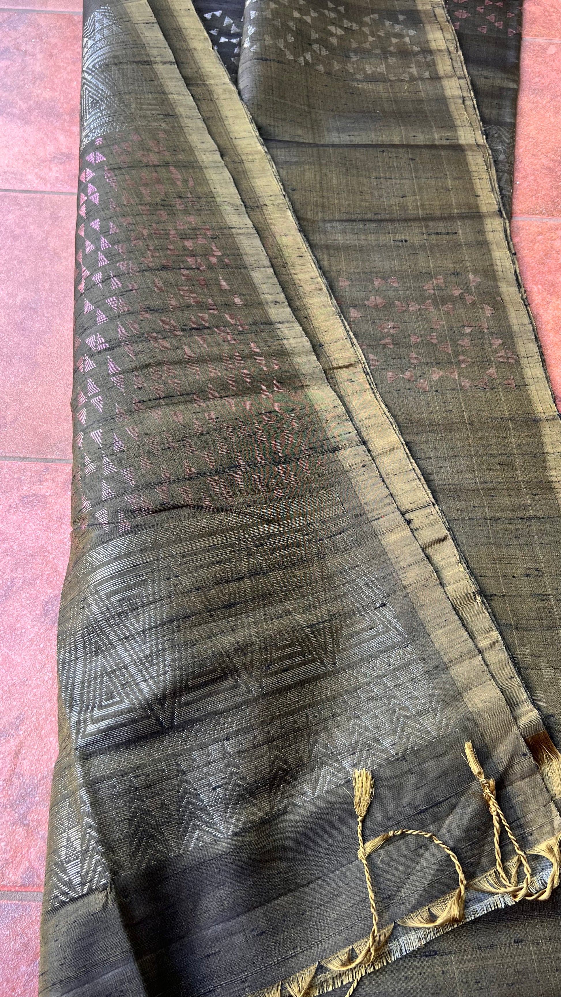 Greyish deep bottle green matrix kanchipuram silk saree with blouse - Threads